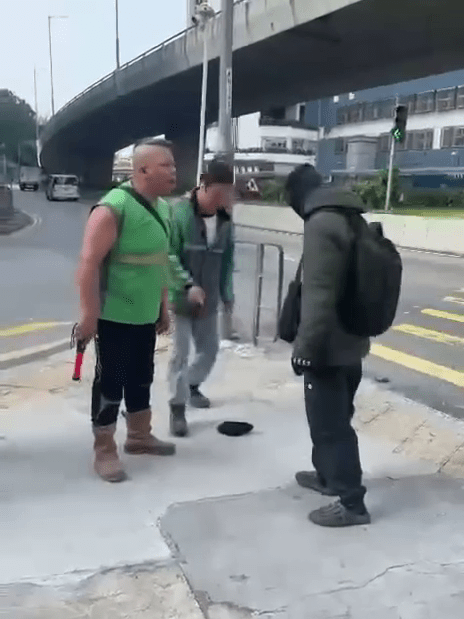豈料鐵騎士戴了數層頭套，脫了一層還有另一層，令人無語。