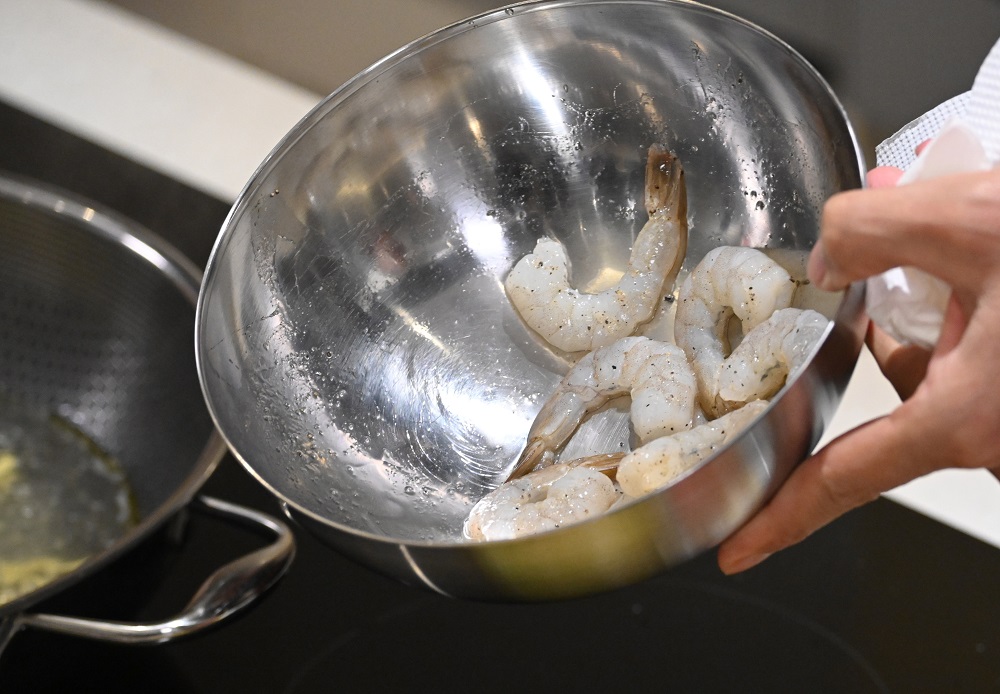 只要加盐腌15分钟，冰鲜虾会更爽口。