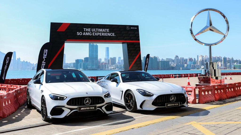 平治特别安排(左至右)AMG C 63 SE及AMG GT 63两款高性能跑车，让车迷可以亲身体验赛车滋味。