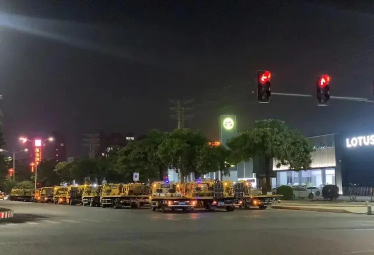 大批拖車把廣東永奧在各地分店的汽車拖走抵債。微博
