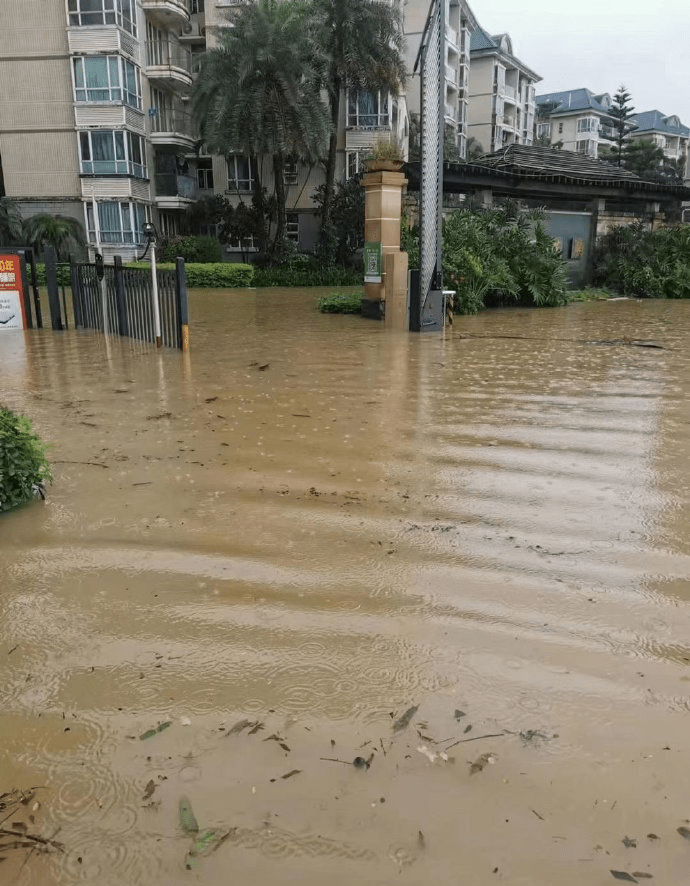 深圳一屋苑出現嚴重水浸。