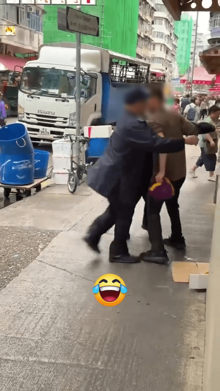 兩名男女職員雙手前舉,試圖阻止涉案男子去路。 兩名男女職員雙手前舉,試圖阻止涉案男子去路。