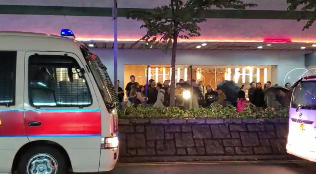 槍擊案現場人群指罵警察。