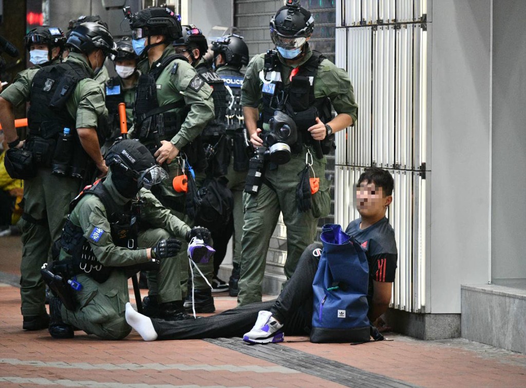 警方制服一名男子。