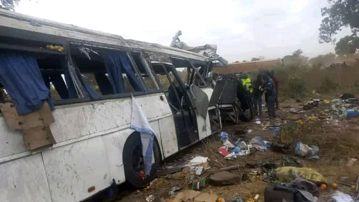肇事巴士在一號國家公路行駛，懷疑爆胎，剷出路面，與另一輛迎面而來的巴士相撞。AP