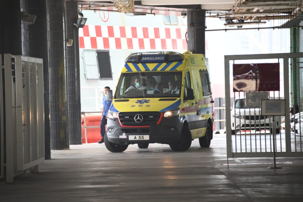 男子由救護車送院。楊永亨攝