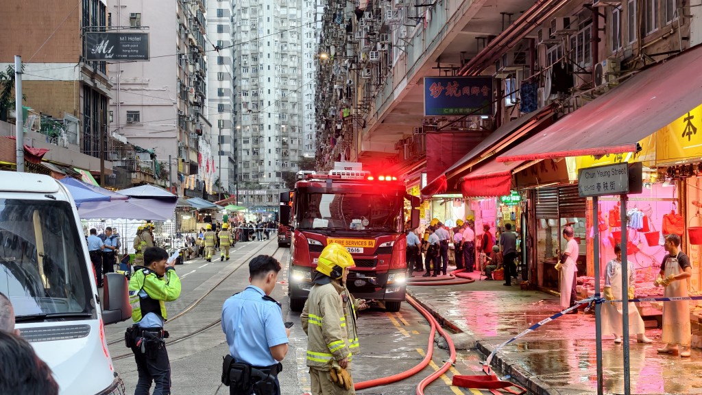 北角春秧街仁德大廈一高層單位起火,濃煙沖天。黃文威攝 北角春秧街仁德大廈一高層單位起火,濃煙沖天。黃文威攝