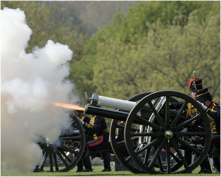海德公园当局也鸣放41响礼炮。新华社