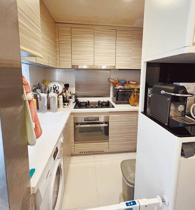 廚房已有多組廚櫃，方便置物。