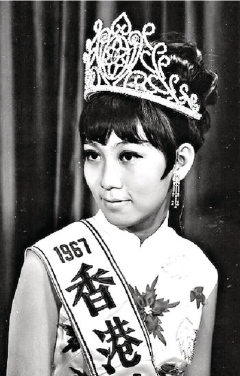 1967年，森森以藝名在藍天酒樓夜總會首辦的公開女子歌唱比賽中拿到「香港歌后」榮銜。