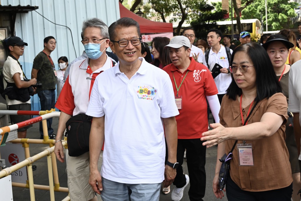 财政司司长陈茂波（前排左二）到场支持。蔡建新摄