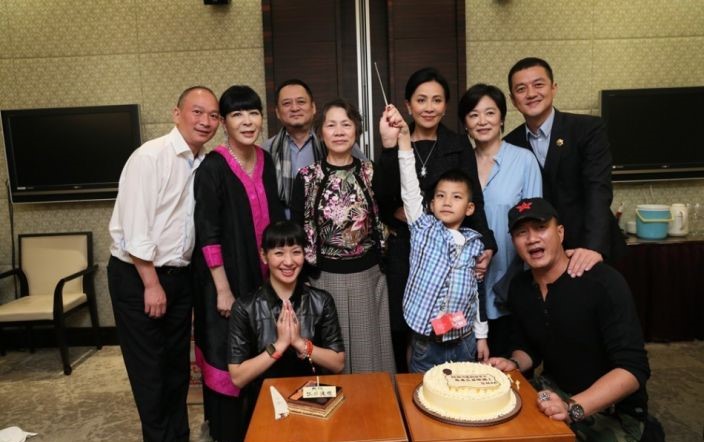 当日仲邀得林青霞、张叔平及李亚鹏等好友见证，同时为康康庆祝7岁生日。