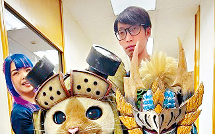 代表香港參賽「世界Cosplay高峰會2026」嘅Ar Lu（左）與Ronnie（右）勇奪總冠軍，佢哋昨日帶埋作品上節目受訪。