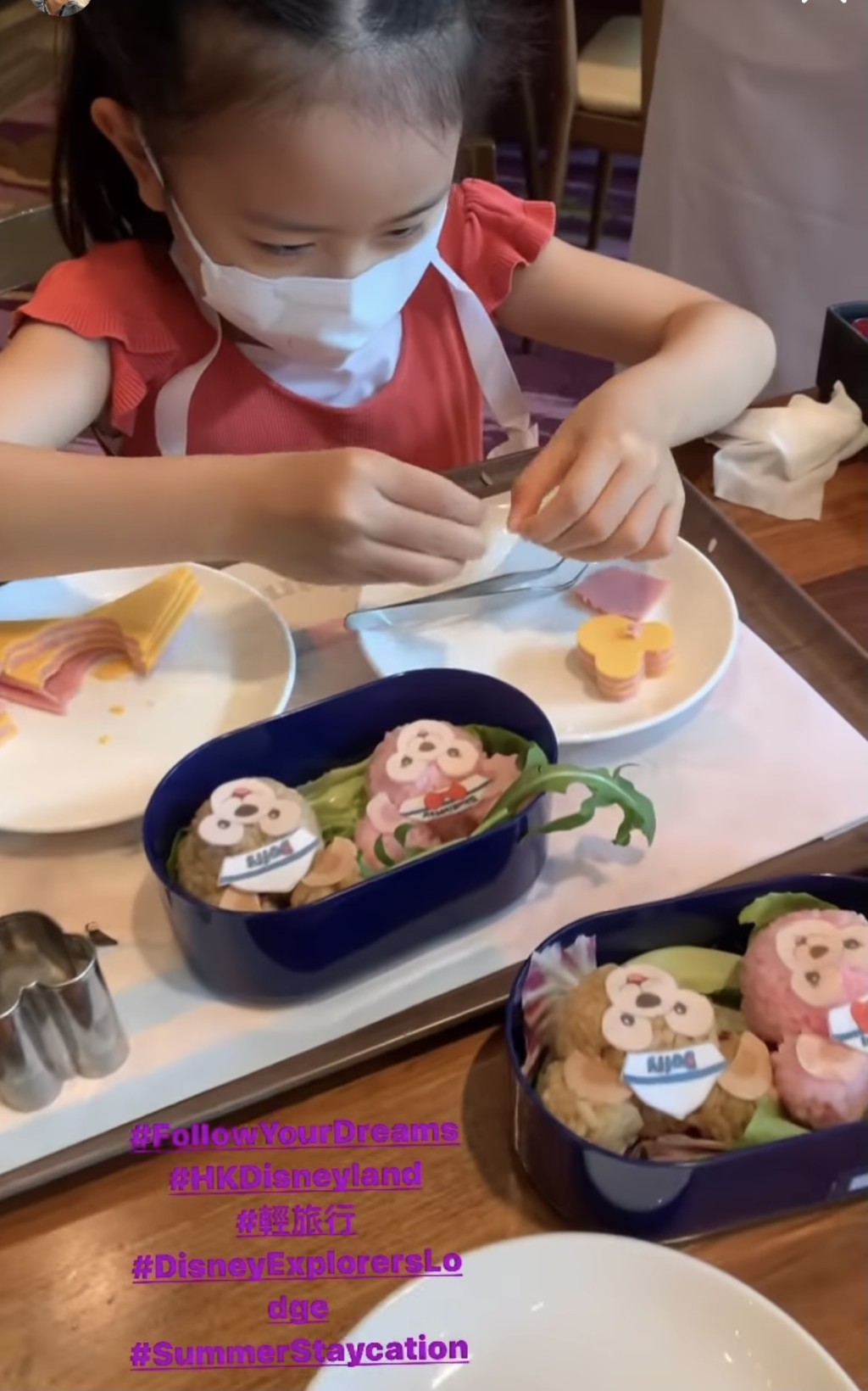 一家人更到樂園餐廳,自己製作便當。