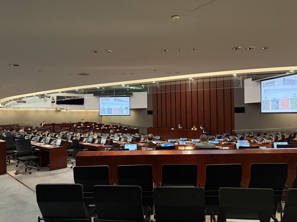 創科局副局長張曼莉（紅衫）一度疑似持咪發言。