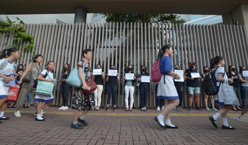 80校友聲援女拔學生。