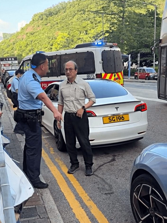 警員問:「雙黃線喺度做乜？你點考到車牌？」fb：向香港警察致敬 