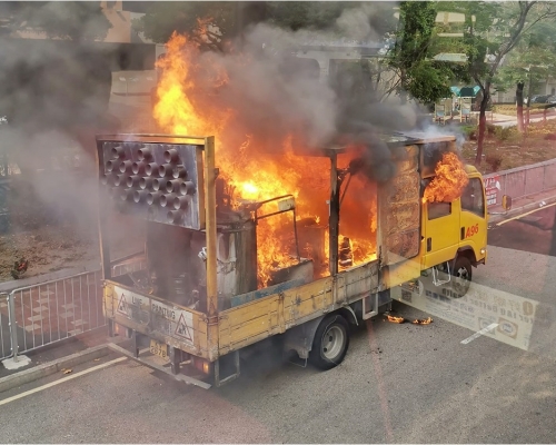 沙田一輛工程車突然起火。FB群組「馬路的事（即時交通資訊區）」圖片