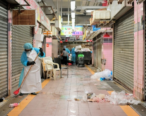 清潔工人清洗街市地面。