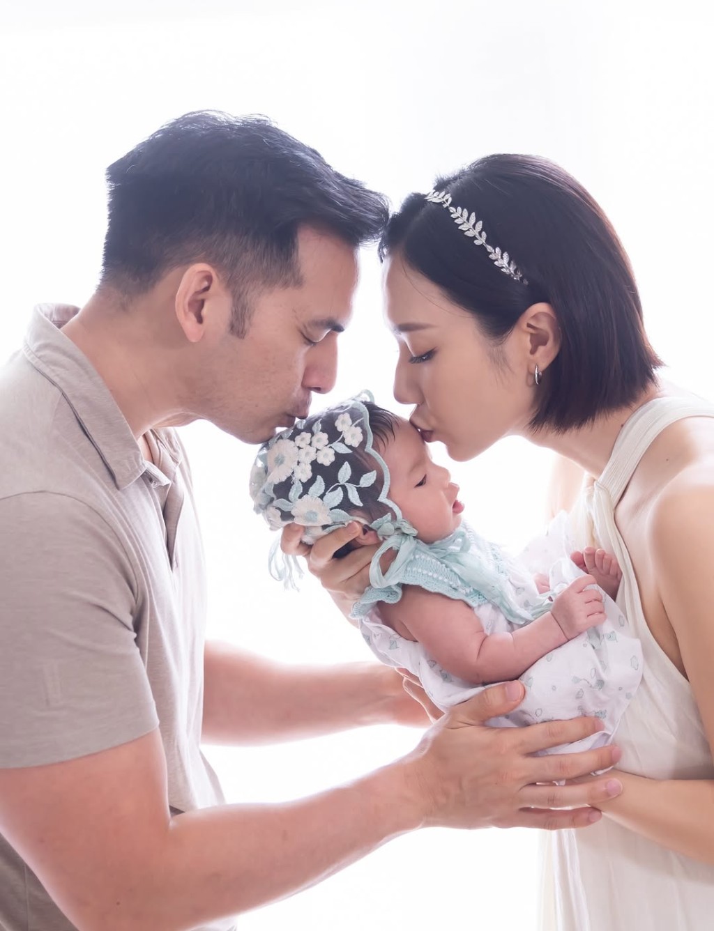 王君馨與老公輕吻女兒。 王君馨與老公輕吻女兒。
