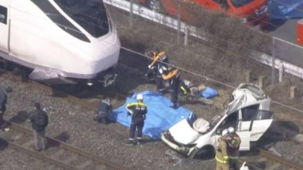 私家車車身嚴重扭曲變形，形同廢鐵。（環球網）