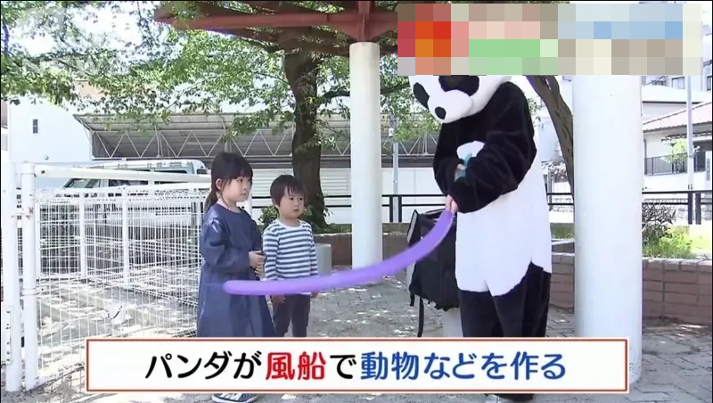 扮熊貓扭氣球。網圖