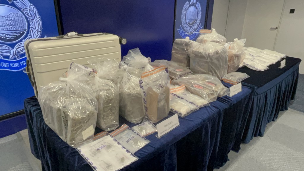 警方展示檢獲的毒品，包括可卡因、氯胺酮及大麻花，毒品市值約港幣 1.33億元。 楊偉亨攝