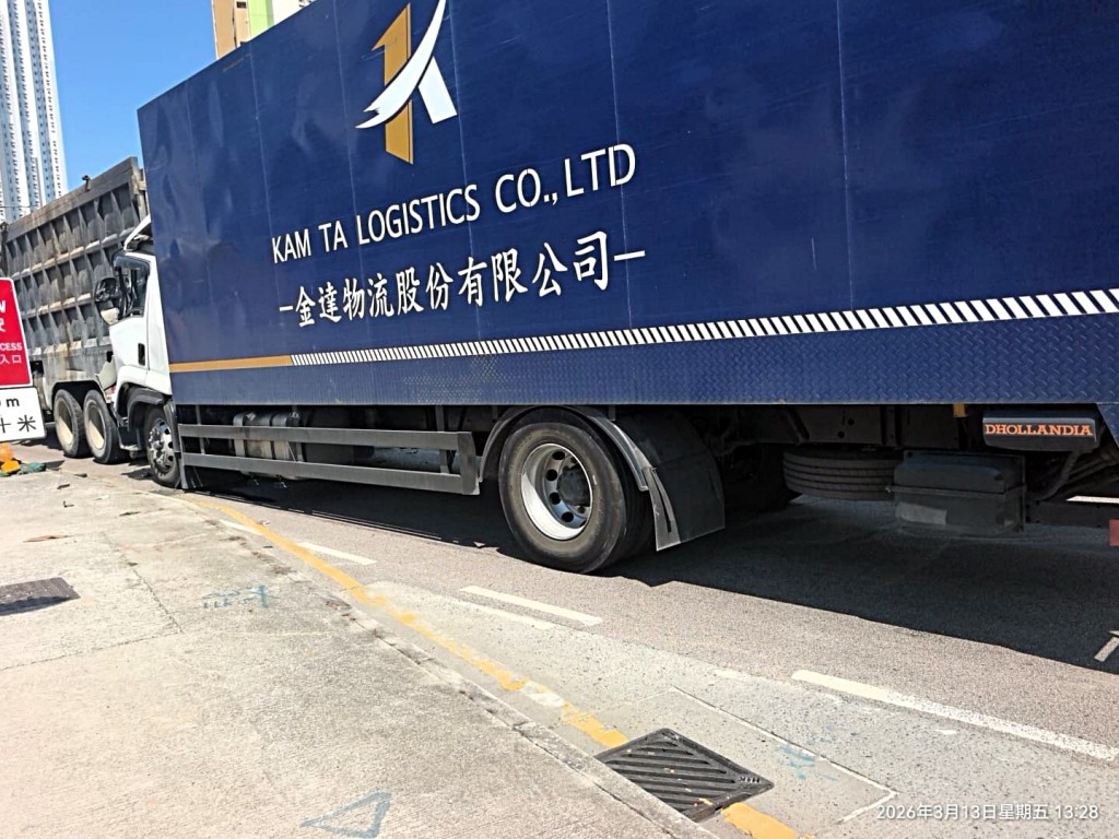 貨車猛撼泥頭車車尾。fb：車cam L（香港群組）