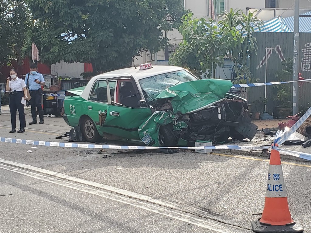 元朗的士與「P牌」七人車相撞。