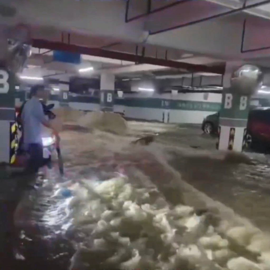 有人走避不及，在停車場內被水沖走。