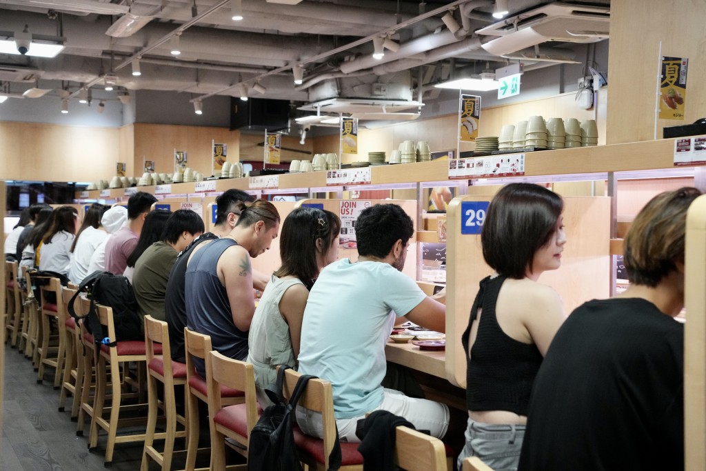 不少市民都喜薵鱼生寿司等日式食品。苏正谦摄