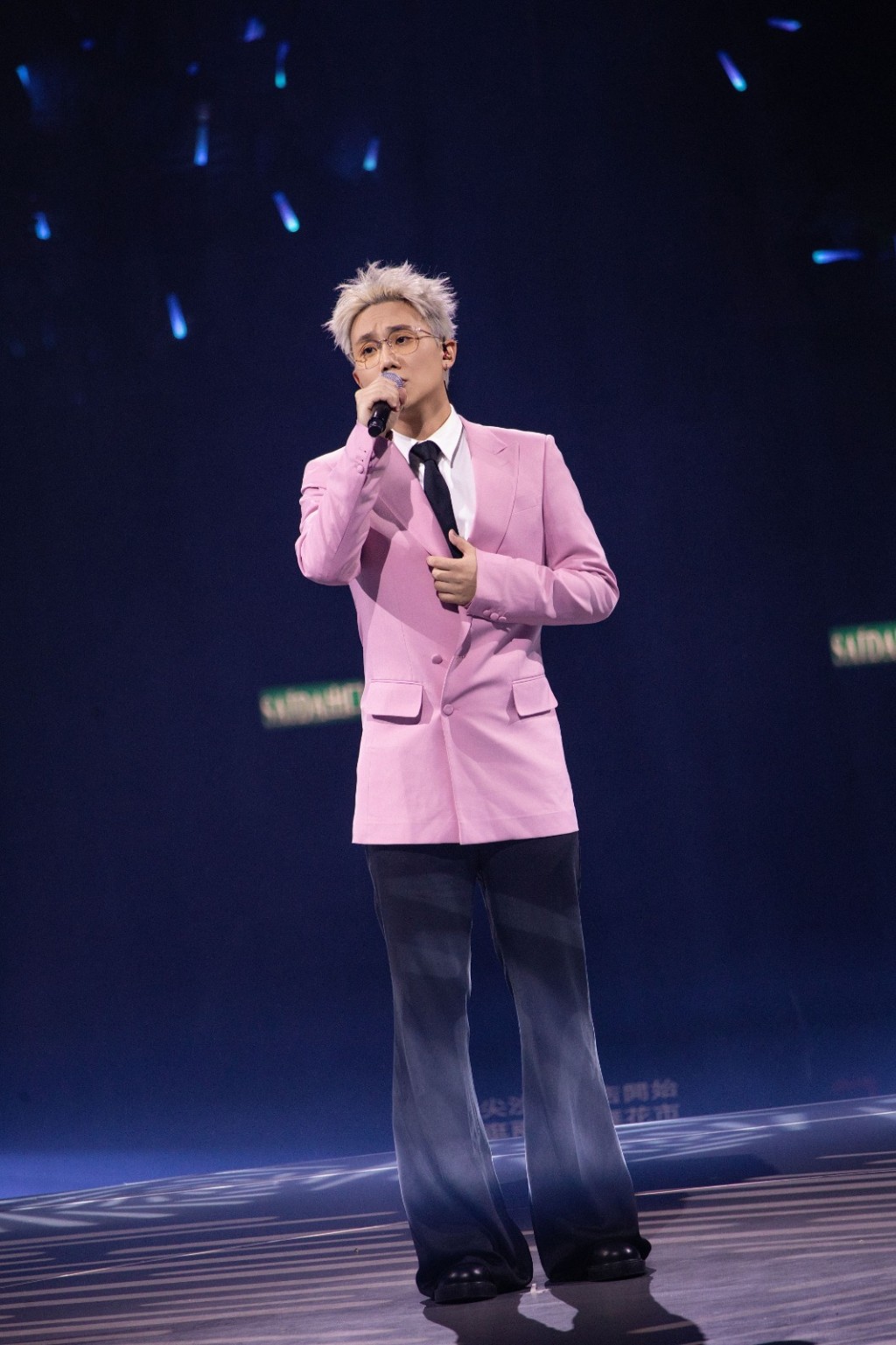 古仔介紹公司旗下的新一代唱將CY（陳宗澤）出場唱《急口令》。
