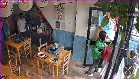 绿衣女士离开，餐厅侍应（左）此时亦走出来。