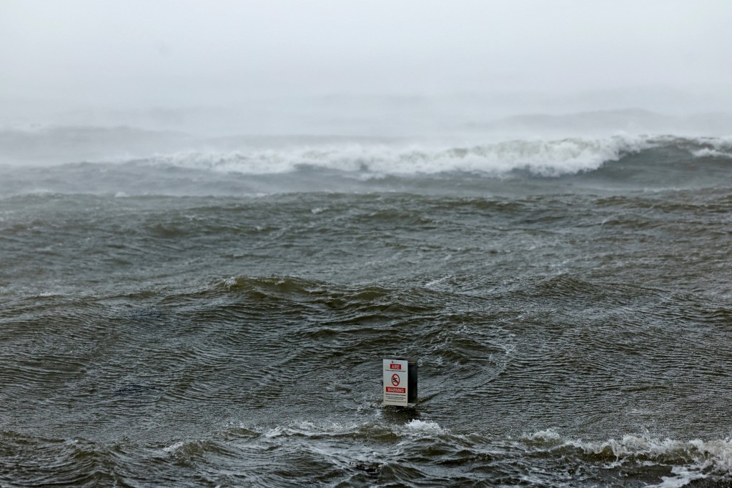 強風吹襲下當地捲起巨浪。路透社