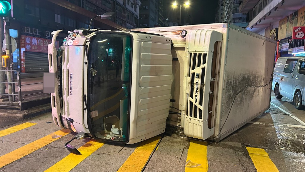 涉事運豬車橫亙路中,路面留有約25米長的煞車胎痕,約3米長鐵欄亦被撞毀。蔡楚輝攝 涉事運豬車橫亙路中,路面留有約25米長的煞車胎痕,約3米長鐵欄亦被撞毀。蔡楚輝攝