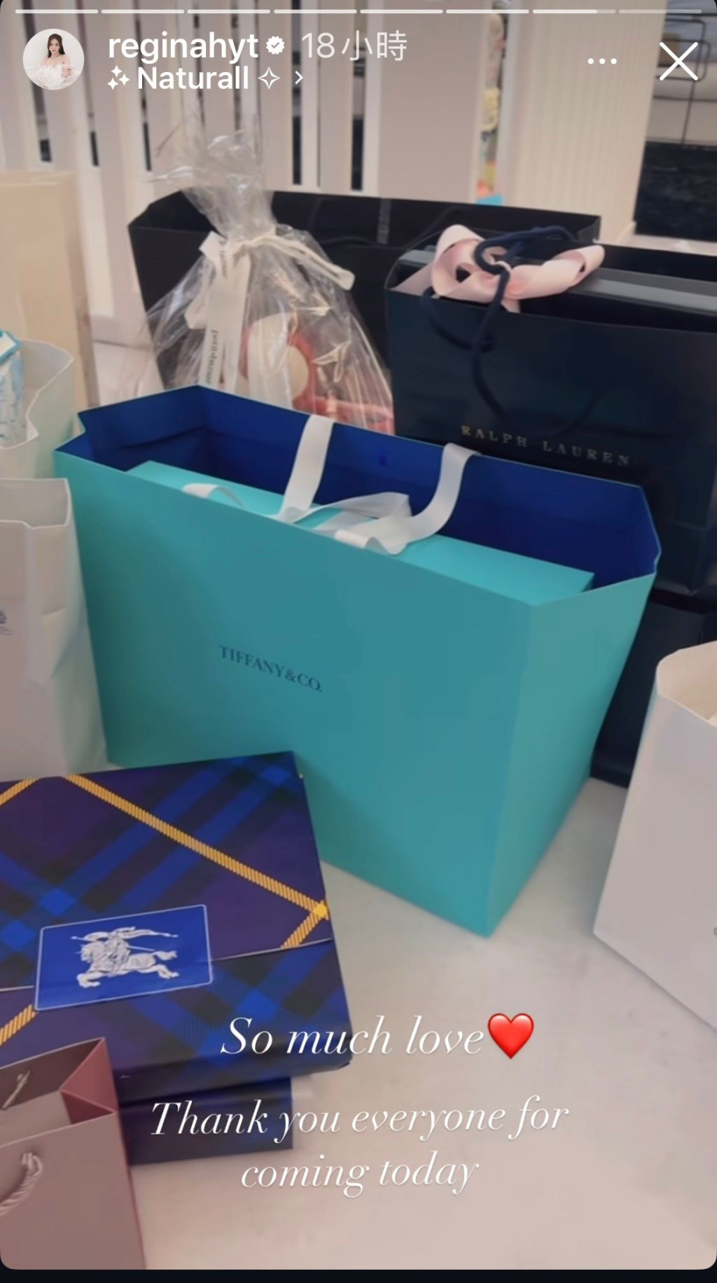 何依婷女兒收到不少禮物。