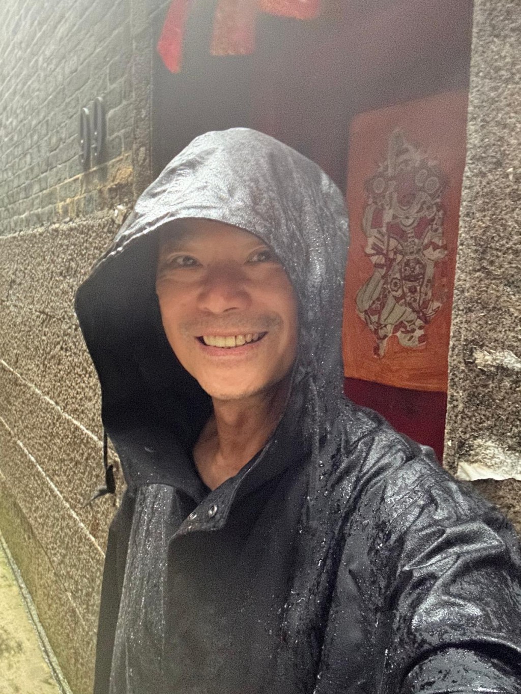 家住元朗屏山的著名时装设计师邓达智，声称其古老大屋十分硬净，毋惧台风。