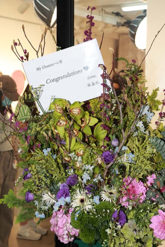 林嘉欣送花籃恭賀。 林嘉欣送花籃恭賀。