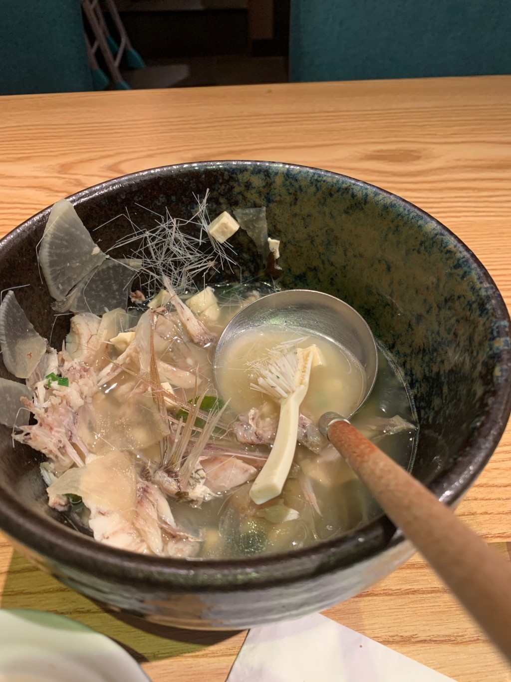 澳门网民光顾日式餐厅饮用鱼汤时竟然发现有牙刷。facebook澳门难食中伏团网民图片