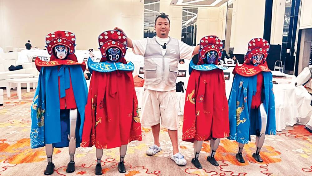 机械人团队在杭州参加文艺晚会。