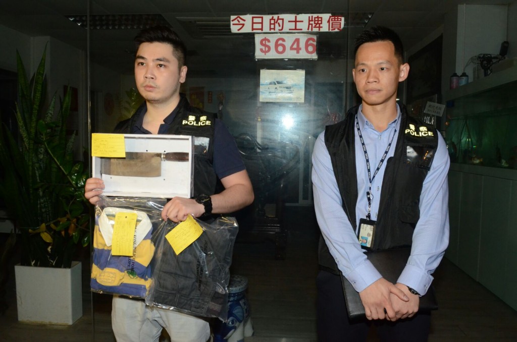 警方檢獲菜刀及疑犯案發時身穿衣服。李子平攝