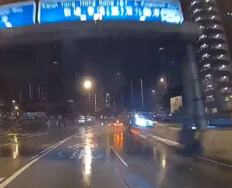 Tesla一度亮起刹車燈減速無果。fb馬路的事 (即時交通資訊台)影片截圖