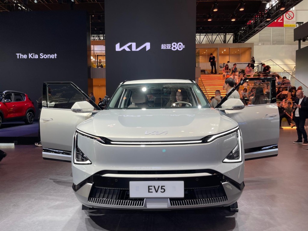 韓國起亞Kia展示在中國內地生產的全新EV5電動車。