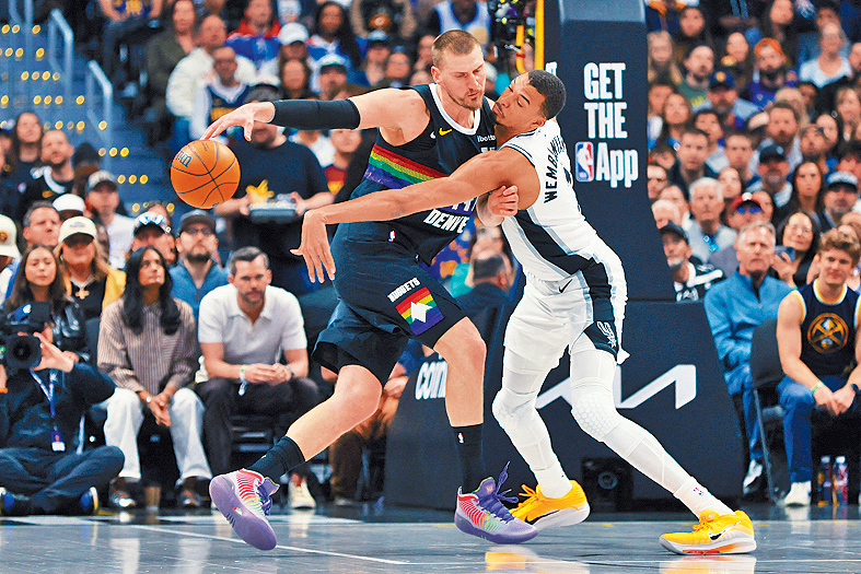 約基治（左）和雲班耶馬（右）兩位頂級中鋒對壘。