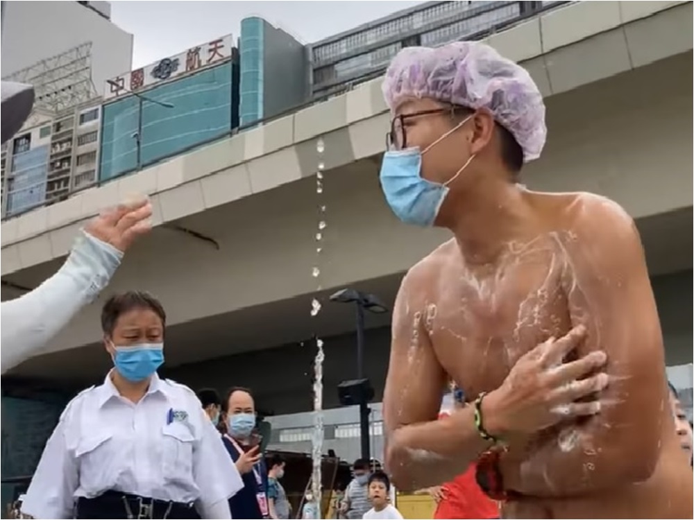 網媒藝人「東方昇」曾到噴泉沐浴。網圖