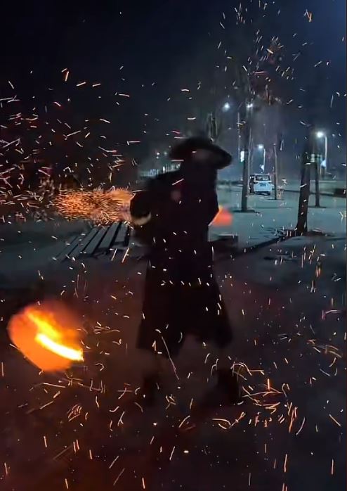 打鐵花網紅「村夫」年廿九因燒炭取暖，中一氧化碳毒身亡。