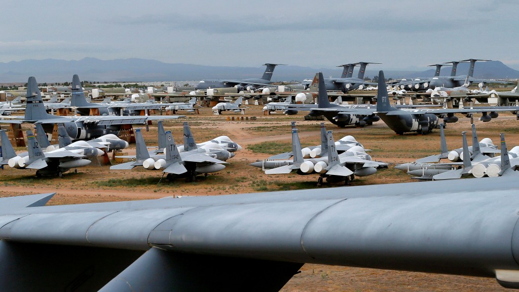 亞利桑那州「軍機墳場」放滿了F-15、C-130、F-4、C-5等各款軍機。 美聯社