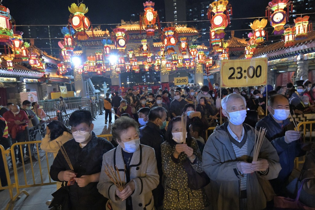 年卅晚排头位善信等上头炷香。资料图片