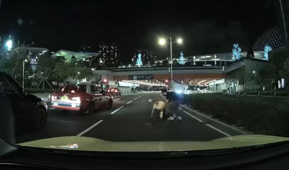 司機扶起老翁。轉載fb車cam L（香港群組）
