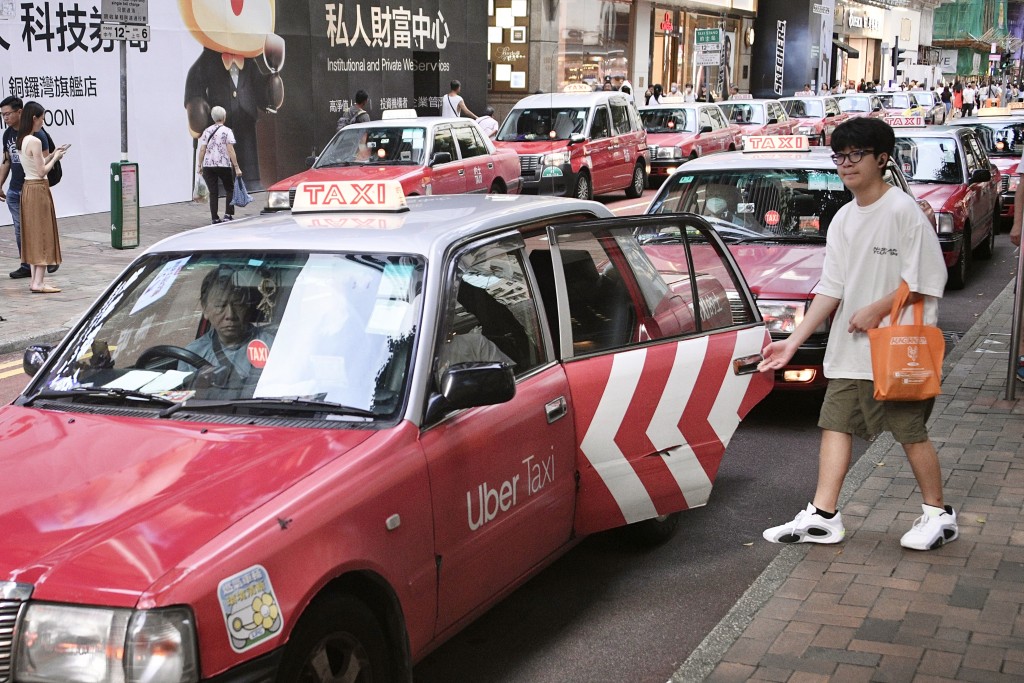 政府日前就規管網約車提修例建議，擬發牌規管網約車營運平台、司機及車輛。